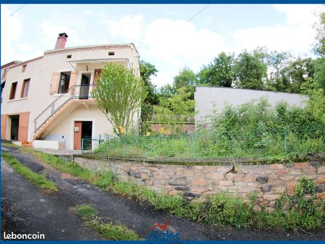 Maison avec garages, annexes et jardin