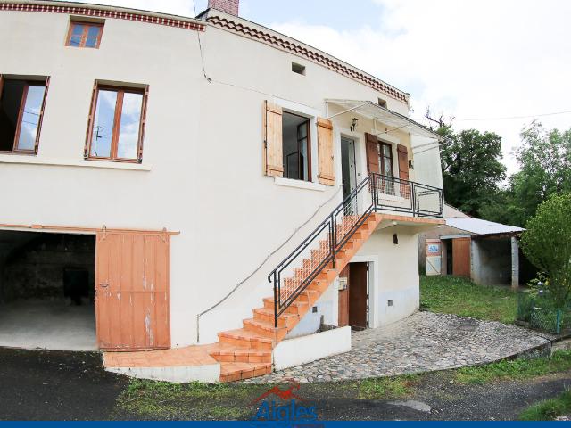 Maison avec garages, annexes et jardin