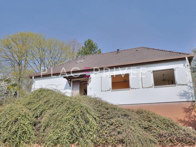 Maison avec garages et jardin