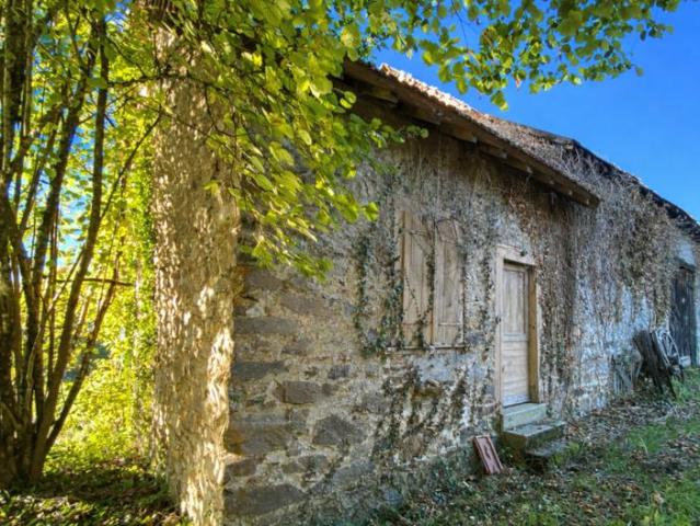 MAISON AVEC GRANGE ATTENANTE A RESTAURER AU CALME AVEC JOLIE