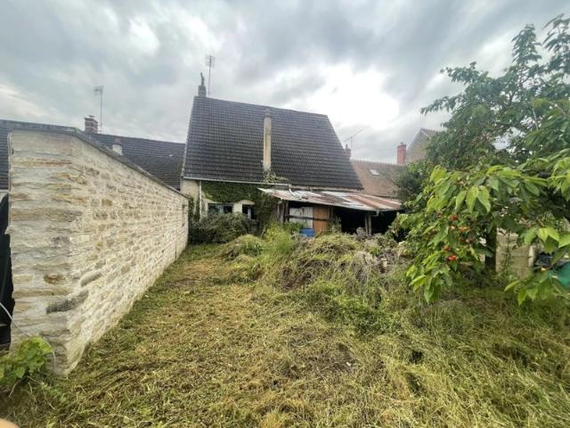 Maison avec grange et terrain