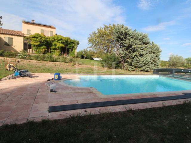 MAISON AVEC GRAND TERRAIN ET PISCINE