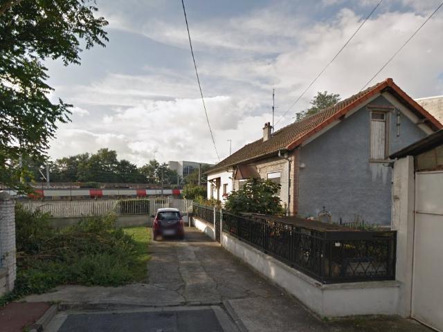 Maison avec grand terrain exploitable dans un cadre paisible