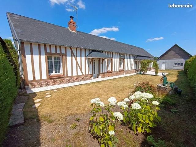 Maison avec grand bâtiment