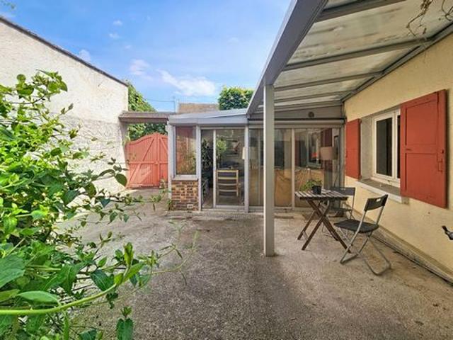 Maison avec grand jardin arboré de plus de 1 400 m² – Gare et commerces à pied