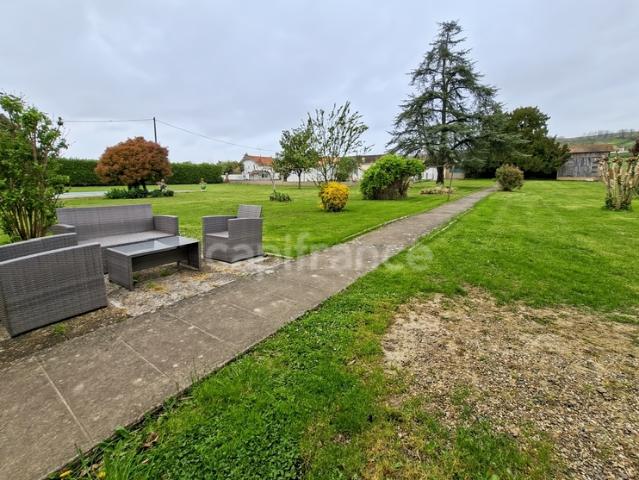 Maison en pierre avec piscine et grand jardin, 3 chambres, dépendances, 200m² à Malause
