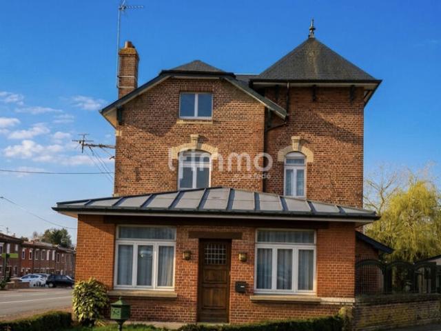 Maison avec grandes dépendance