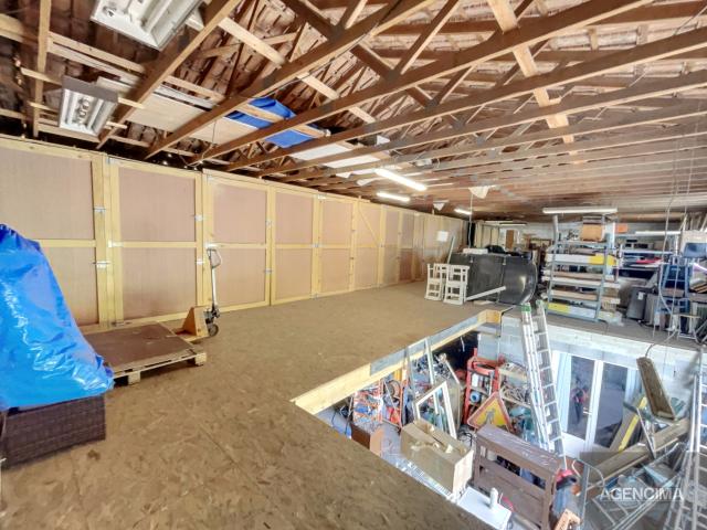 Maison avec immense hangar