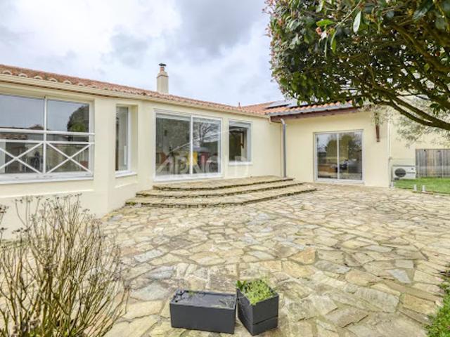 Maison avec piscine et jardin