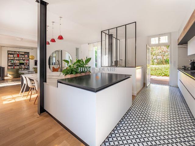 Maison contemporaine avec piscine et jardin