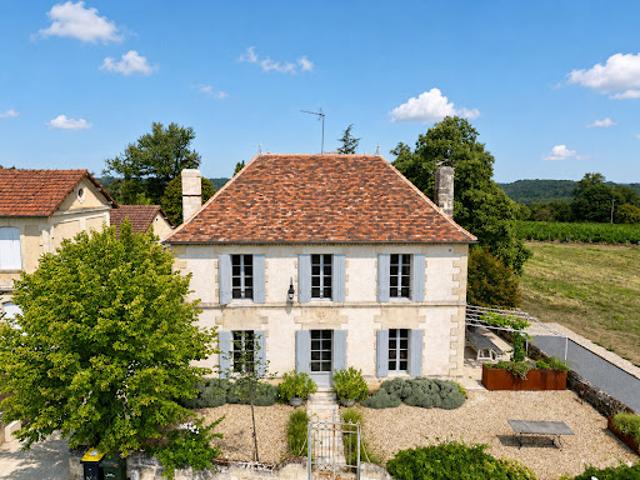 Maison contemporaine avec piscine et jardin