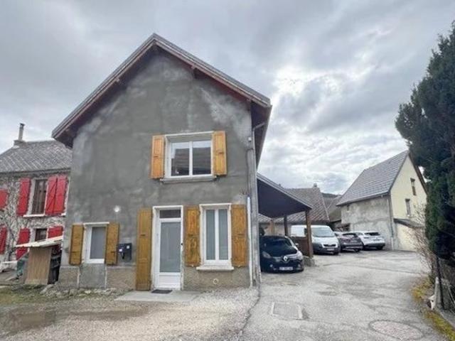 Maison avec jardin attenant
