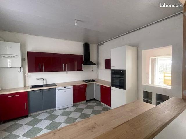 Maison avec jardin, garage et carport