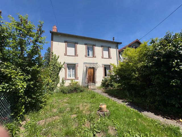 Maison avec jardin et garage à proximité des commerces