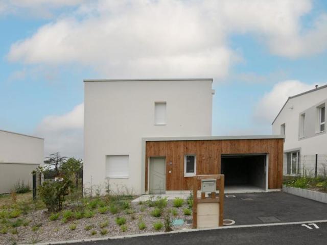 Maison avec jardin et garage