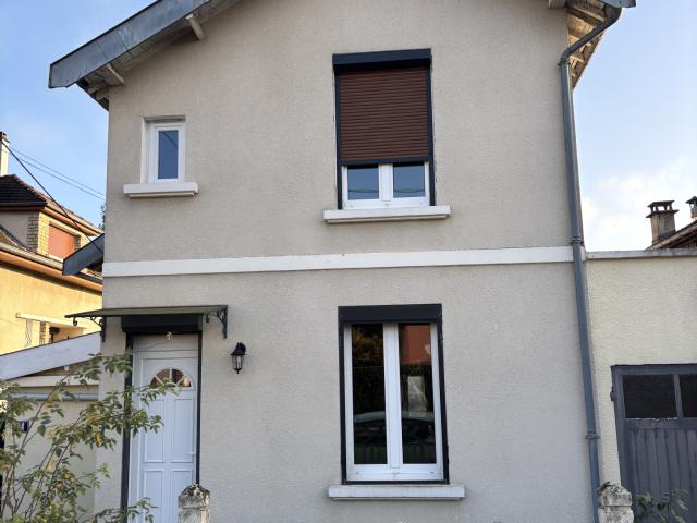 Maison avec jardin et garage