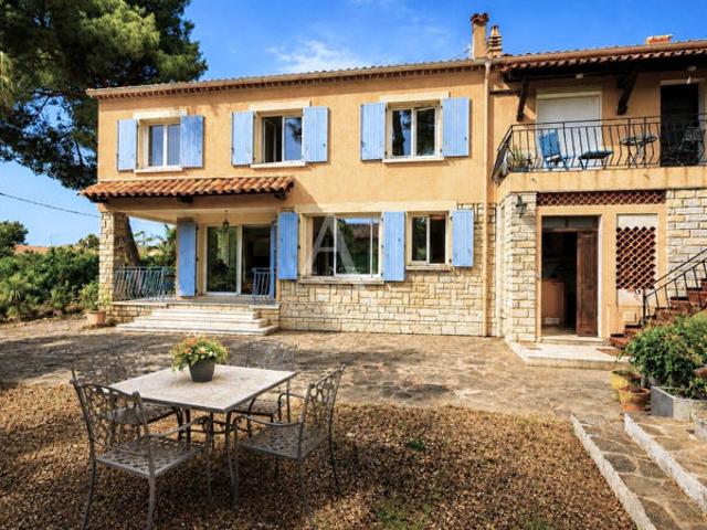 Maison avec jardin et dépendance à Carqueiranne