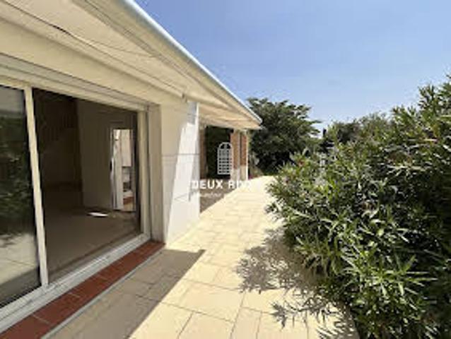 Maison avec jardin et terrasse