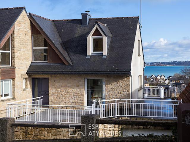 Maison contemporaine avec jardin et terrasse
