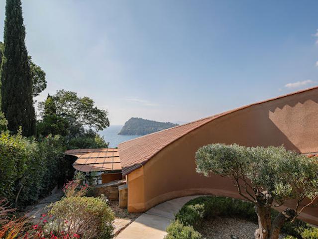 Maison en bord de mer avec jardin