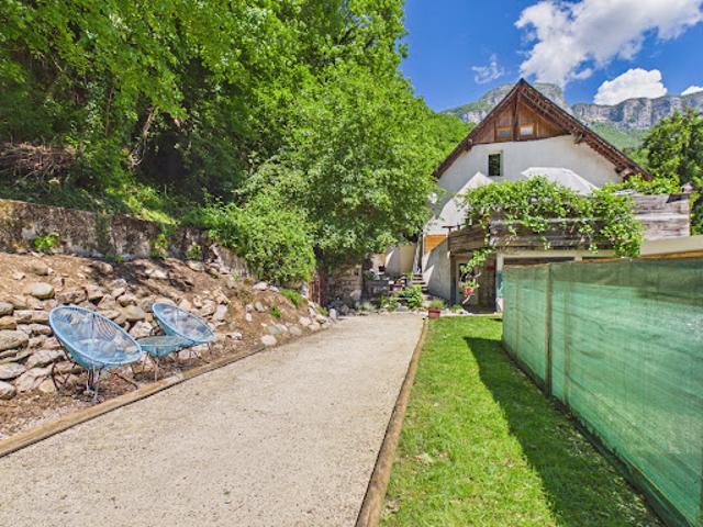 Maison avec jardin et terrasse