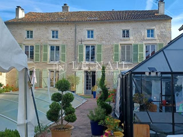 Maison avec piscine et jardin