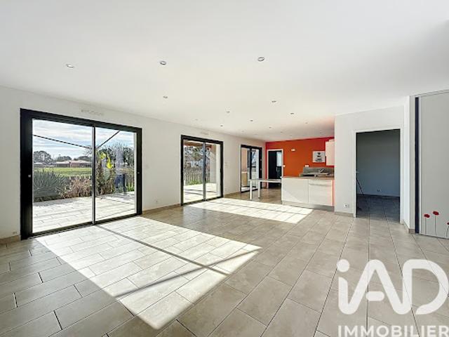 Maison contemporaine avec jardin et terrasse