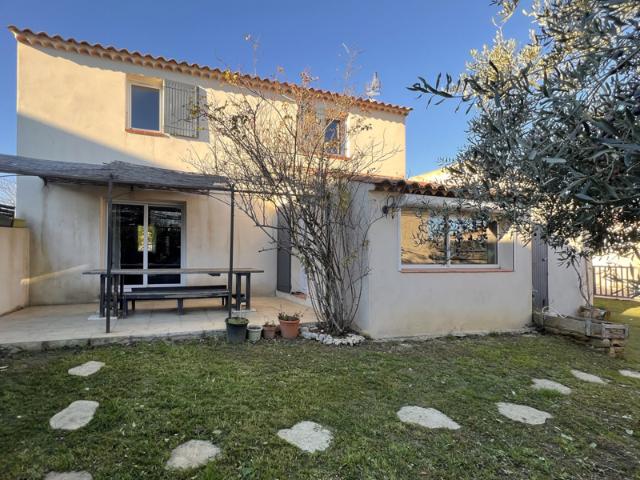 Maison avec jardin, piscine et dépendance proche du village