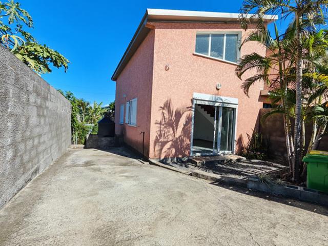 Maison avec jardin, terrasse et 2 places de stationnement situé