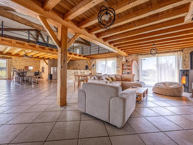 Maison avec nombreuses dépendances et grand jardin