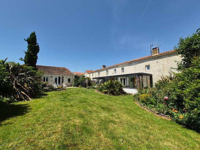 Maison avec nombreuses dépendances, studio et terrain constructible de plus de 3 000 m²