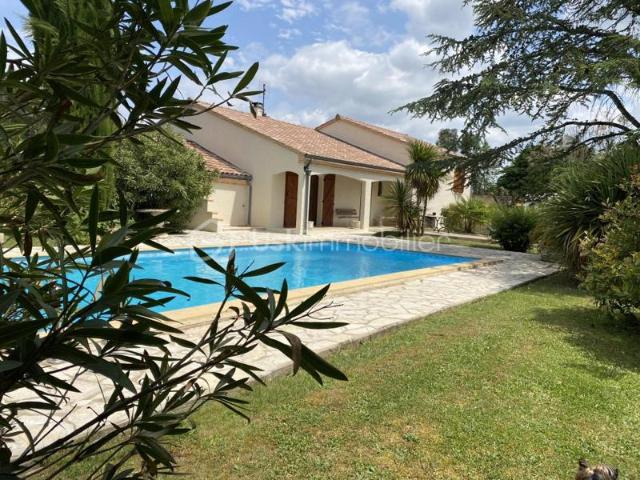 Maison avec parc arboré et clôturé de 3000 m2