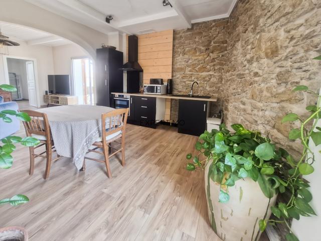 MAISON AVEC PATIO EN PIERRE
