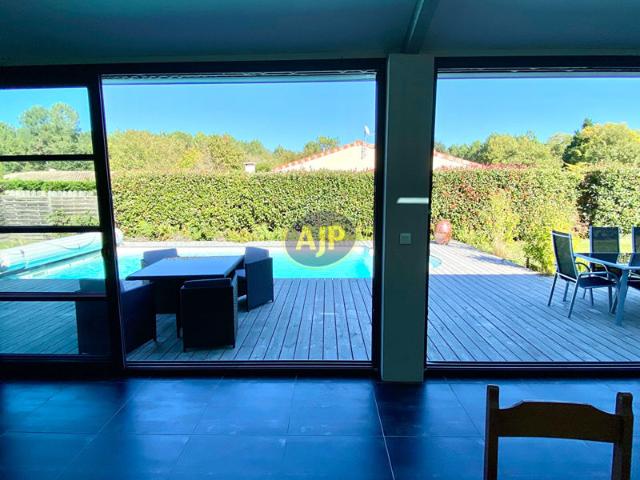 Maison avec Piscine à Naujac Sur Mer