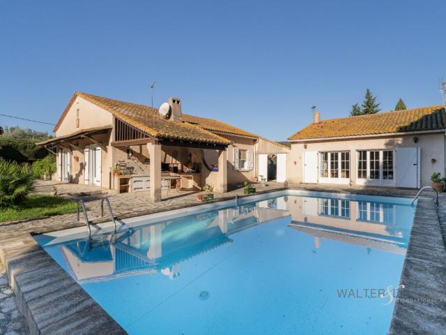 Maison avec piscine Arles 7 pièce s 220 m2