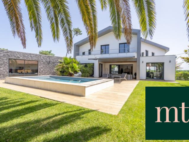 MAISON AVEC PISCINE, ASCENSEUR ET SOUS SOL