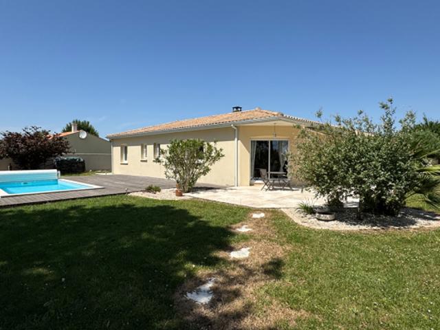 Maison avec piscine chauffée et double garage à Saujon