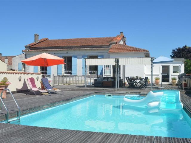 Maison avec piscine, commerces à pied,dépendances et grands. 137m² Muron