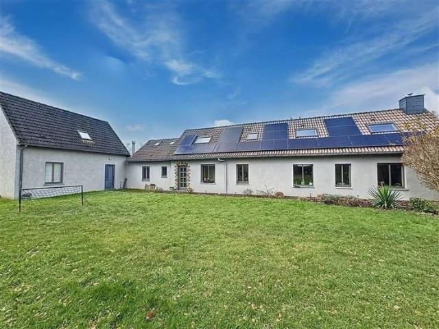 MAISON AVEC PISCINE DANS UN BEAU QUARTIER