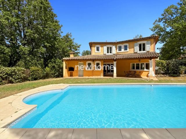 maison avec piscine dans un domaine sécurisé