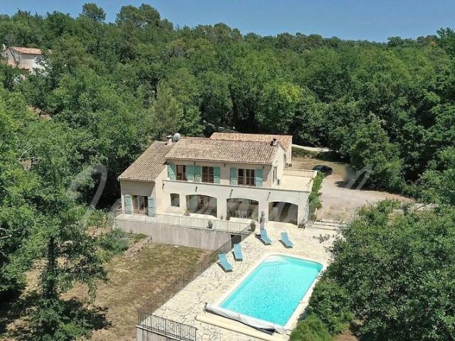 Maison avec piscine, double garage et 5 000 m²