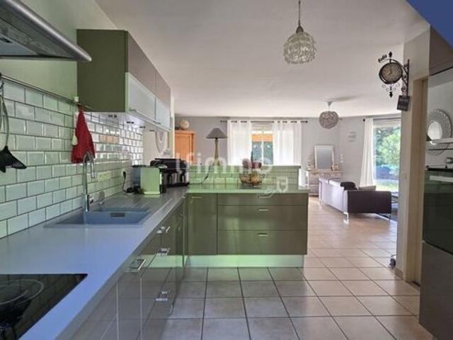 Maison avec piscine et dépendance