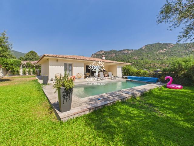Maison avec piscine et dépendance