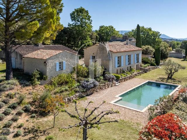 Maison avec piscine et grand terrain à vendre à St Saturnin. 380m² Saint Saturnin lès Apt