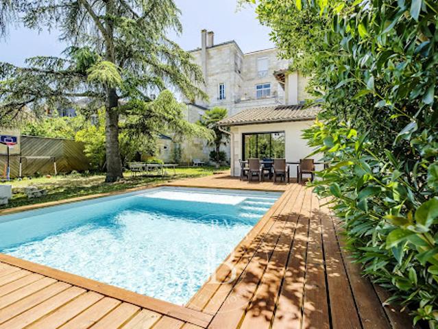 Maison avec piscine et jardin