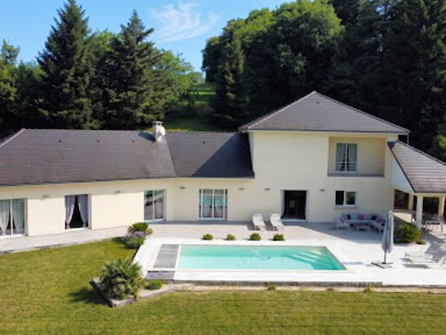 Maison avec piscine et terrasse