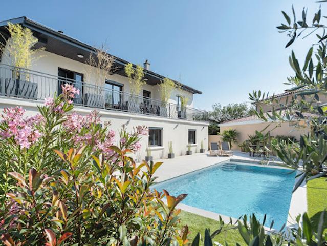 Maison avec piscine et jardin