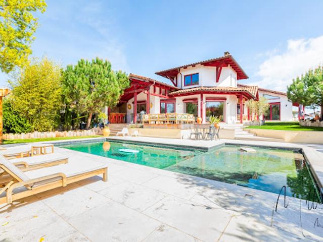Maison avec piscine et jardin