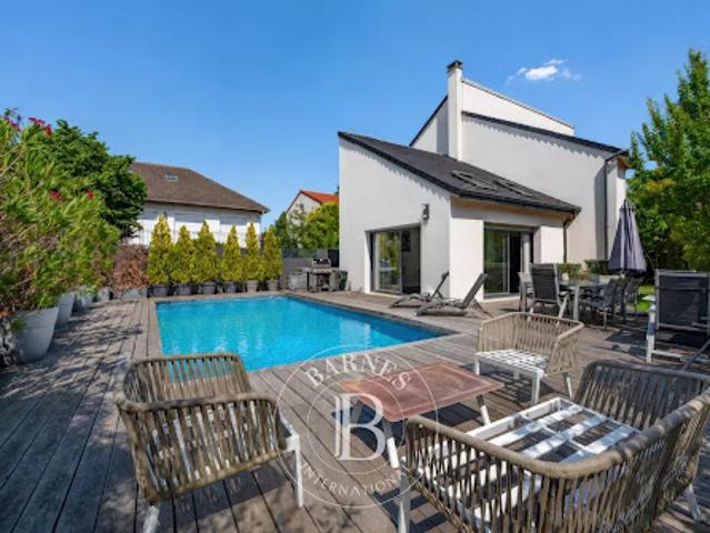 Maison avec piscine et jardin