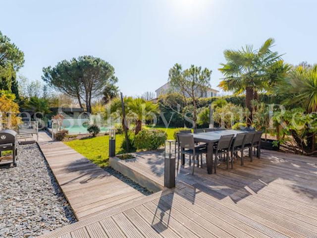 Maison avec piscine et jardin